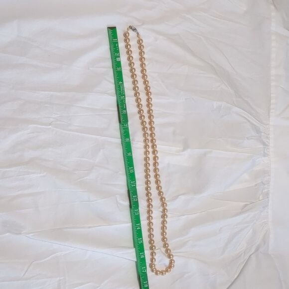 Elegant Faux Pearl Necklace - Picture 3 of 10